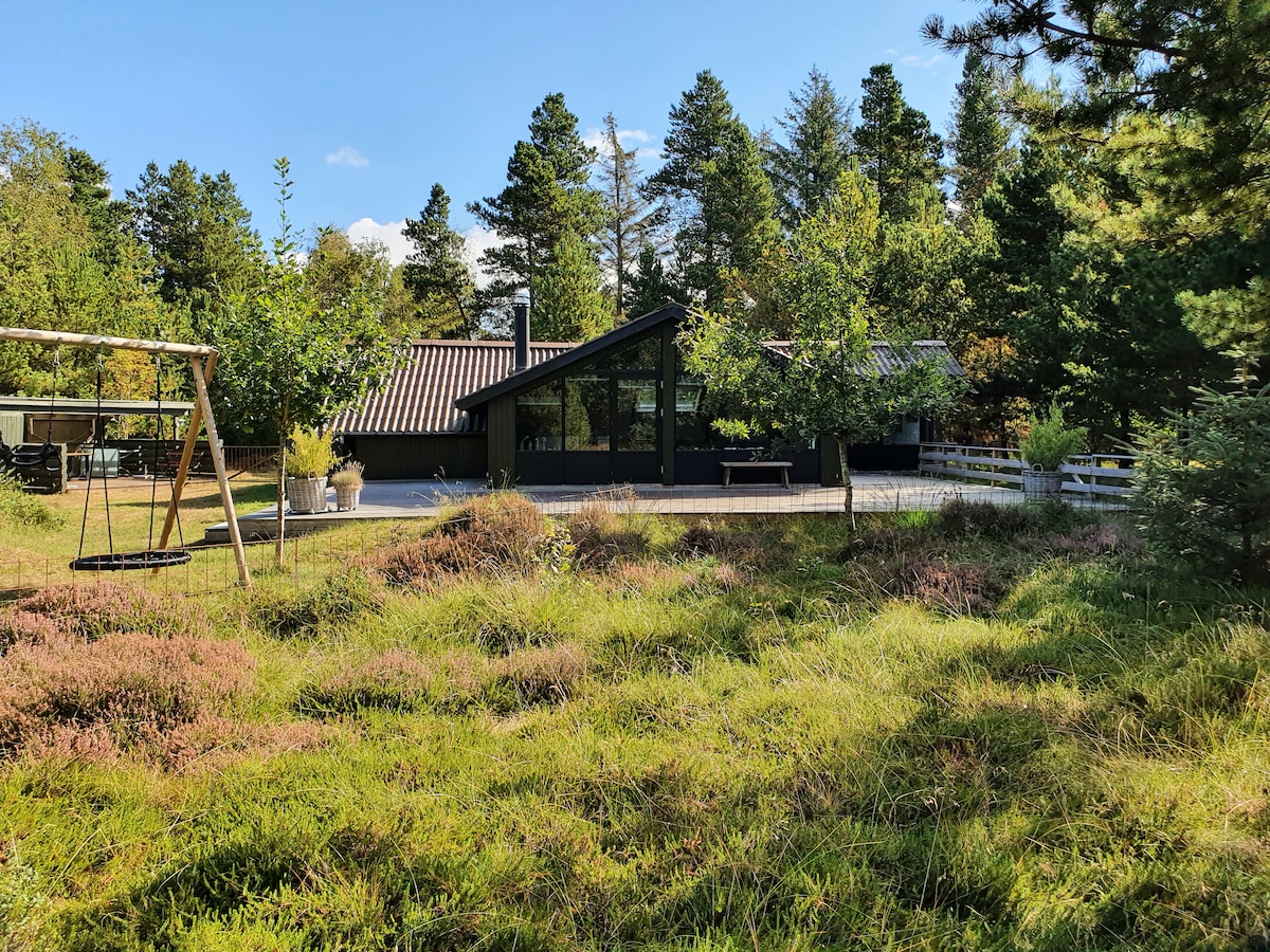 夏季风景优美的乡村小屋