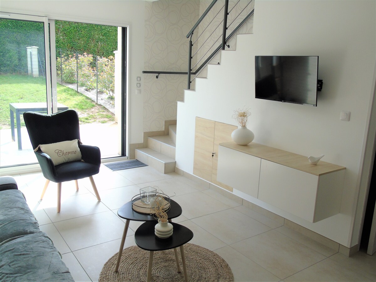 Le Val Adam, modern new house, free bus access