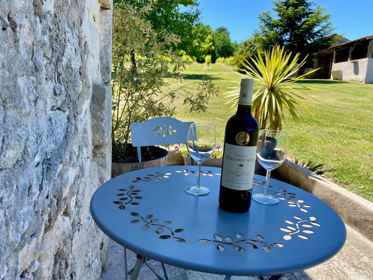 Des vignes, un gite de charme Ouest, une piscine..