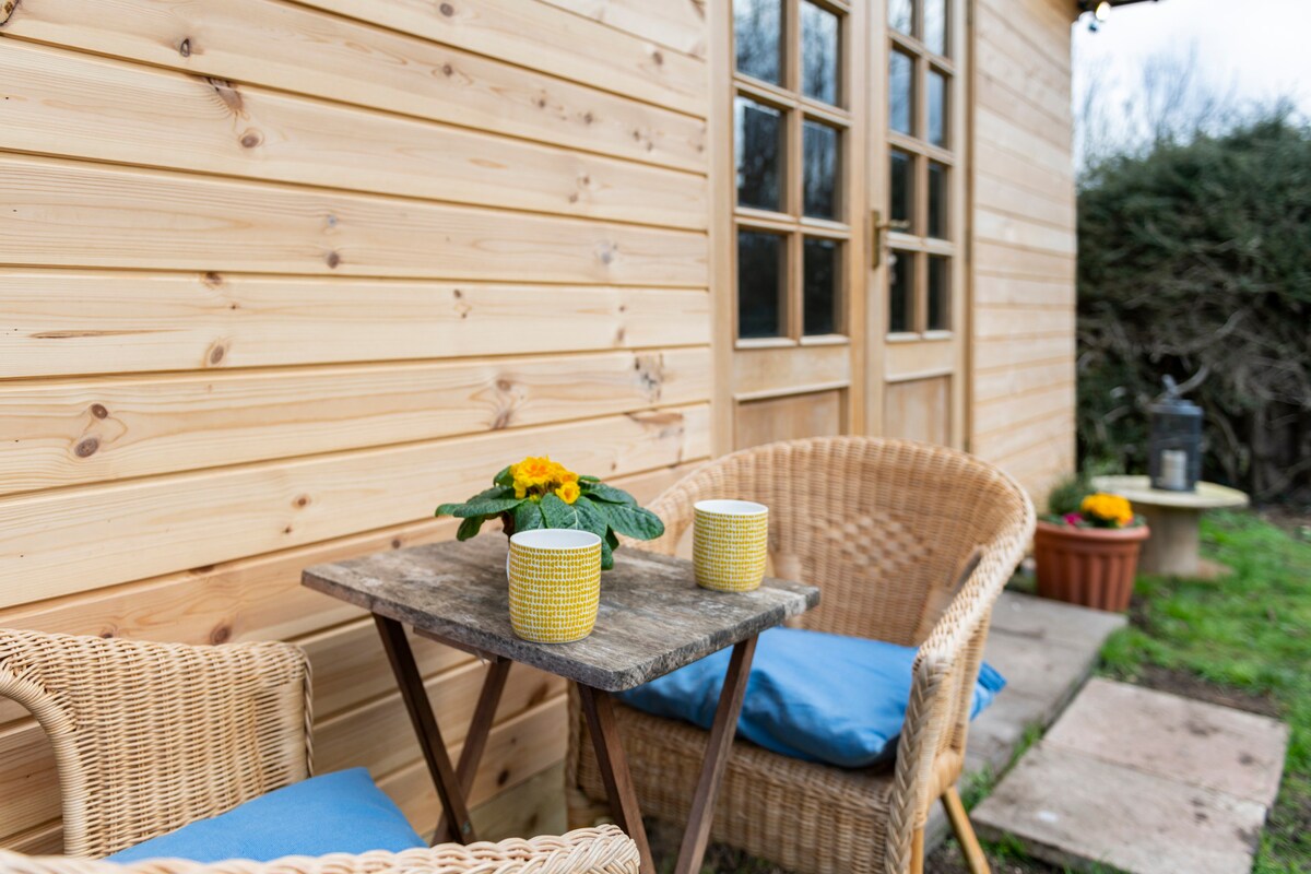 Barn Owl Nest - peaceful Yoga Studio with hot tub