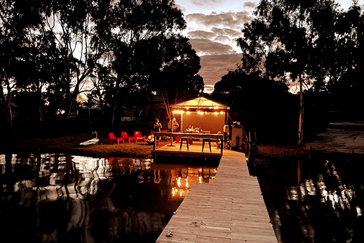 Ferrymans Cottage - family house on the river