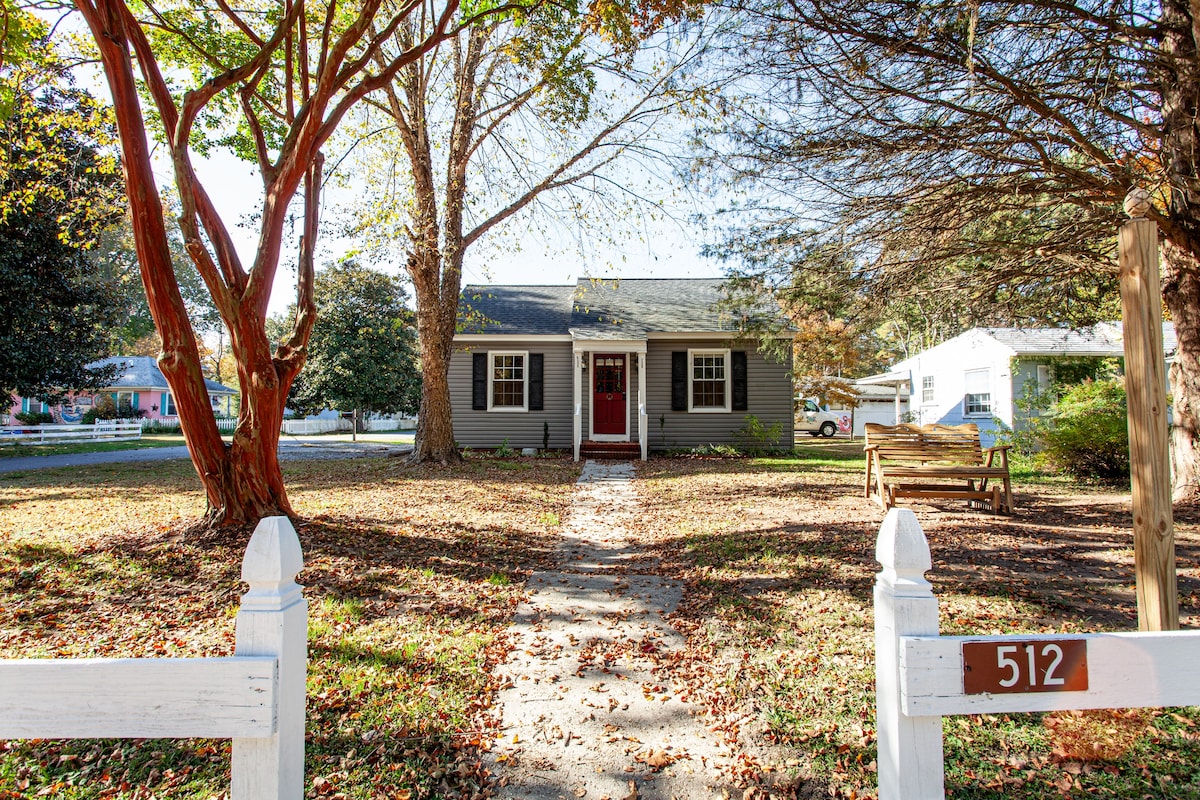 Quirky cottage in downtown Mathews