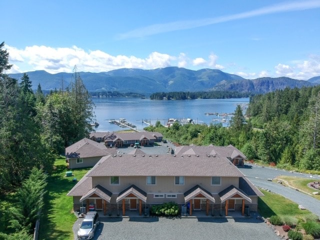 Waterfront Sproat Lake! Make a day trip to Tofino