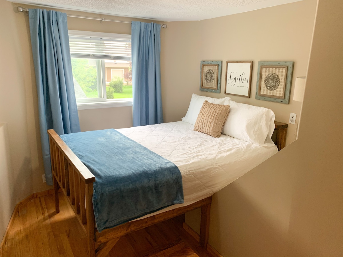 Cozy 2-bedroom multilevel suite