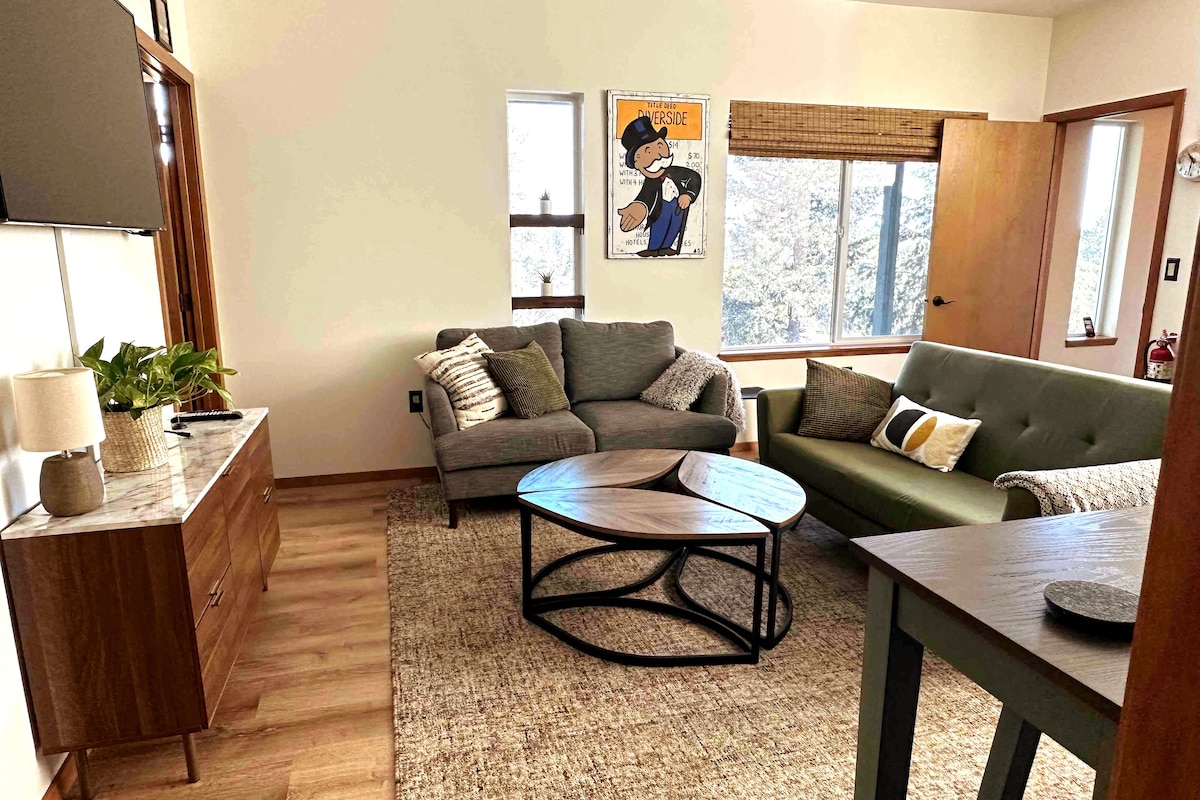 Modern Urban 2 BR Retreat Minutes from Downtown!