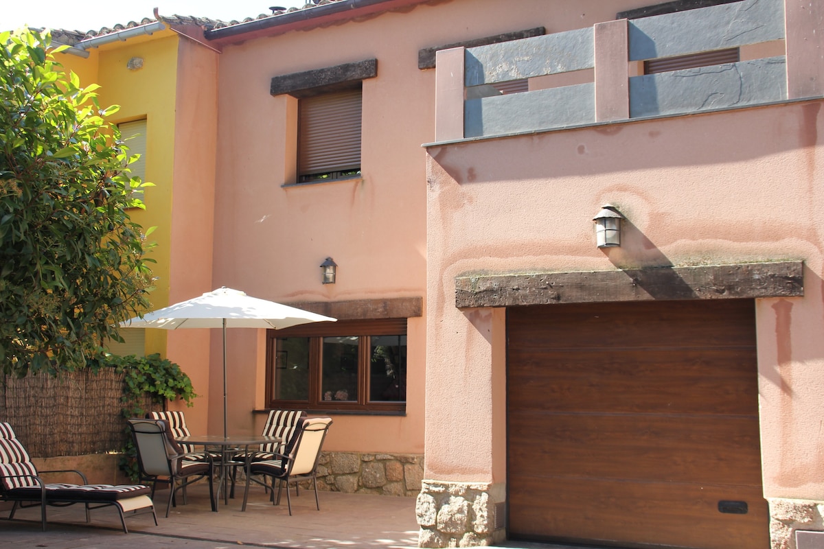 Preciosa casa con jardín y chimenea interior