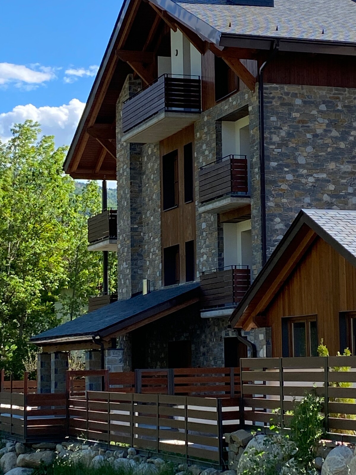 Moderno apartamento en Benasque con jardín privado