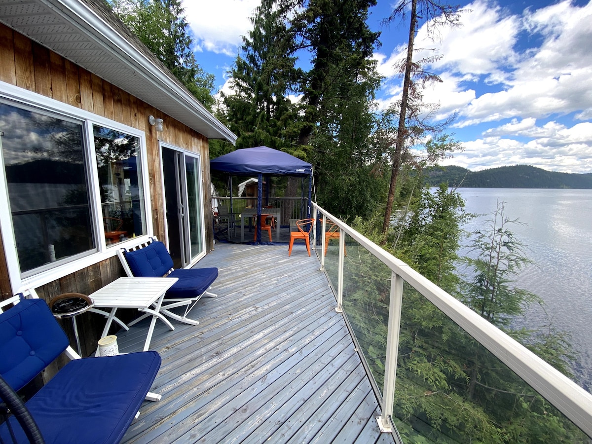 Lovely Canim Lake waterfront Cabin