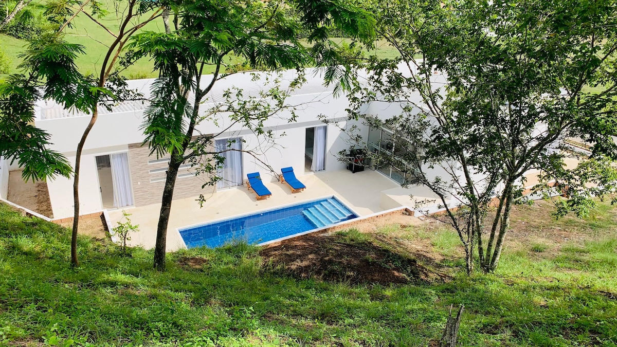 Casa para compartir en familia, piscina privada.