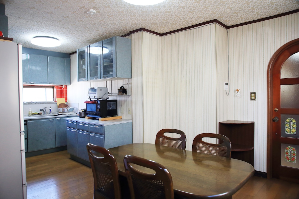 Uedaya Annex Handa-kan ： 201/独立房间/共用房屋中的一个房间/车站前面/厨房可以。有免费停车位。