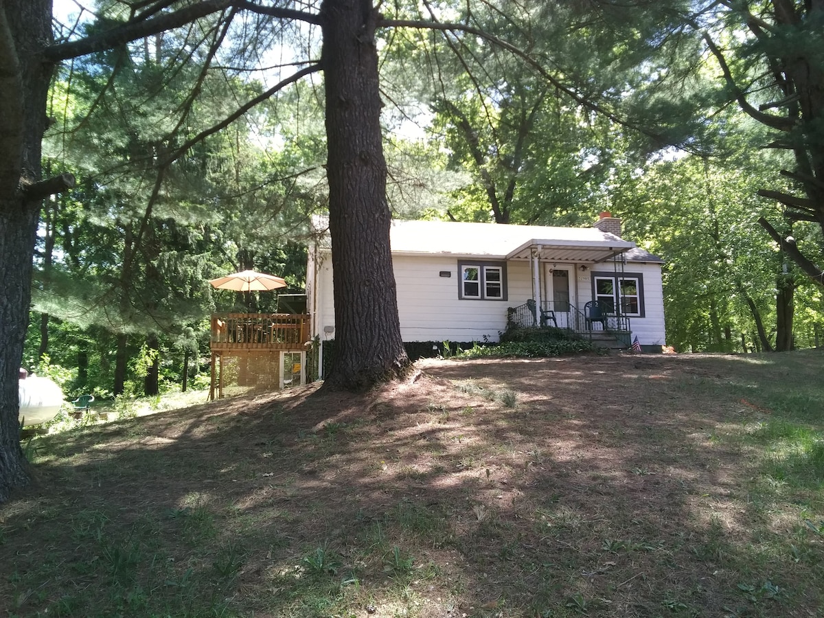 Cozy 2 bedroom cottage with fire pit and grill.