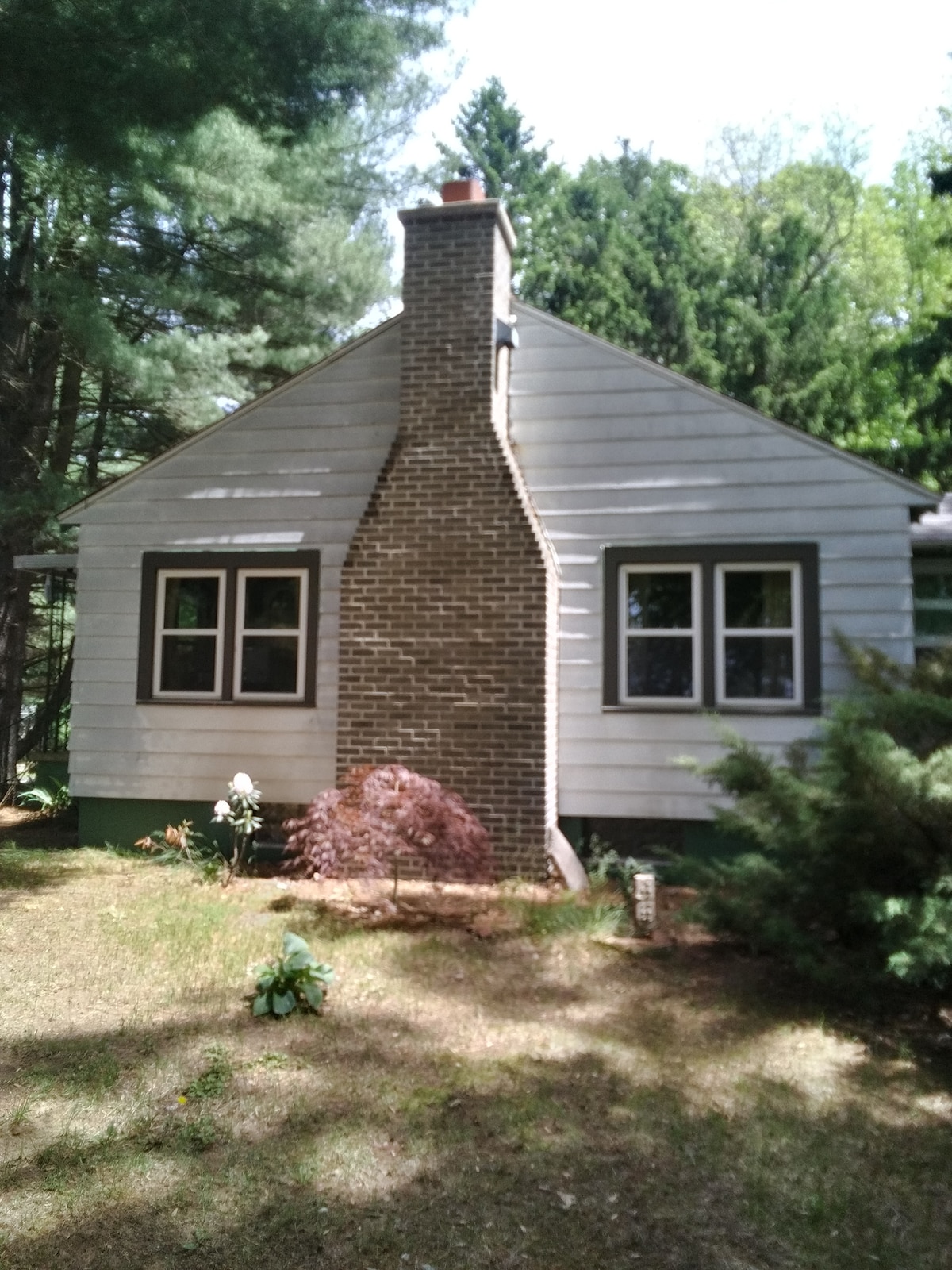 Cozy 2 bedroom cottage with fire pit and grill.