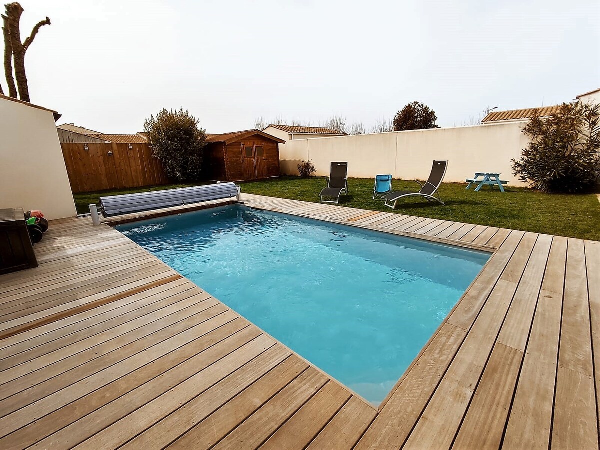 带泳池的现代房屋，距离La Rochelle 15分钟车程