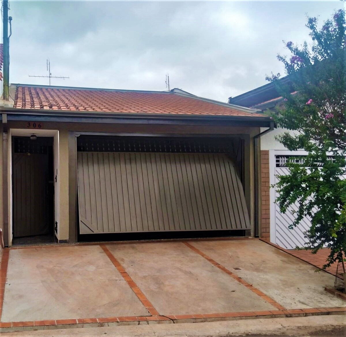 ¨Casa confortável¨
Garagem para 2 carros e 1 moto!