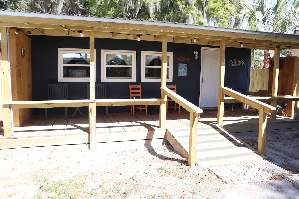 Lee's Little Bungalow + 1 boat slip