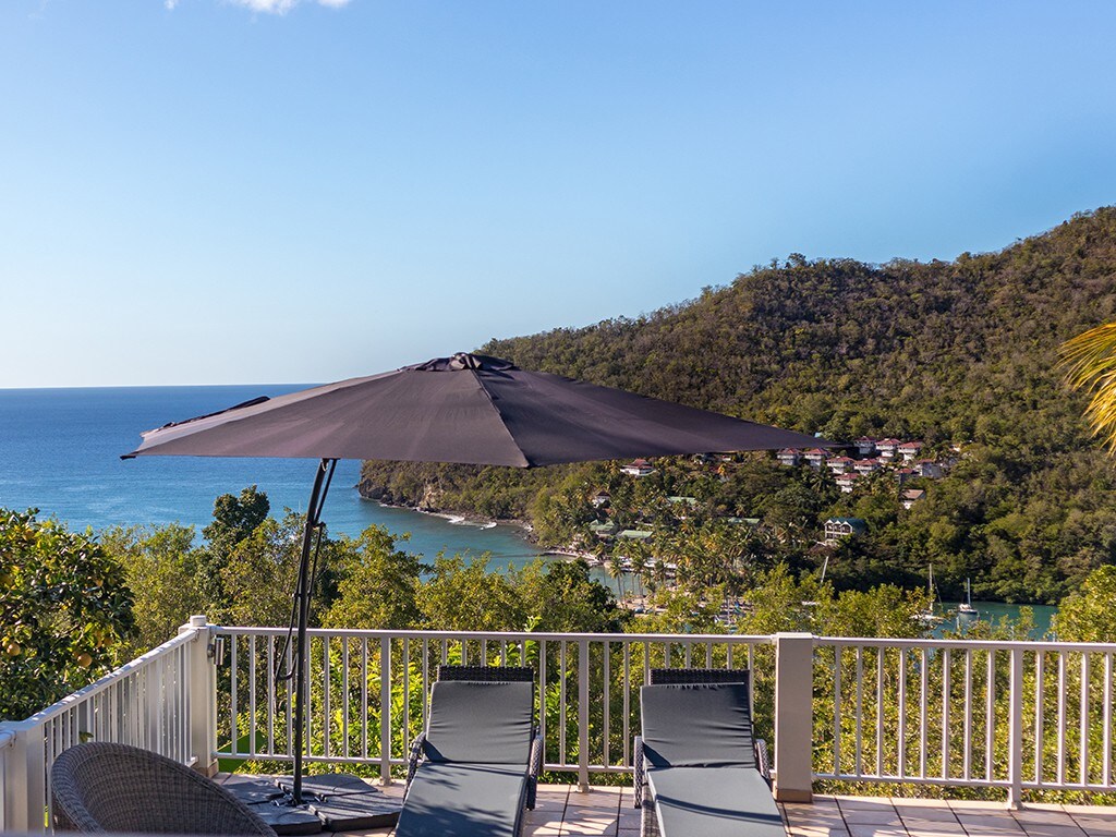 SPECTACULAR BAY VIEWS FROM 'THE EYE OF MARIGOT'