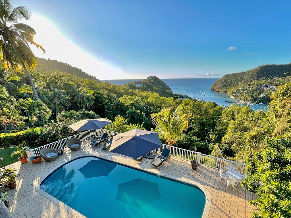 SPECTACULAR BAY VIEWS FROM 'THE EYE OF MARIGOT'