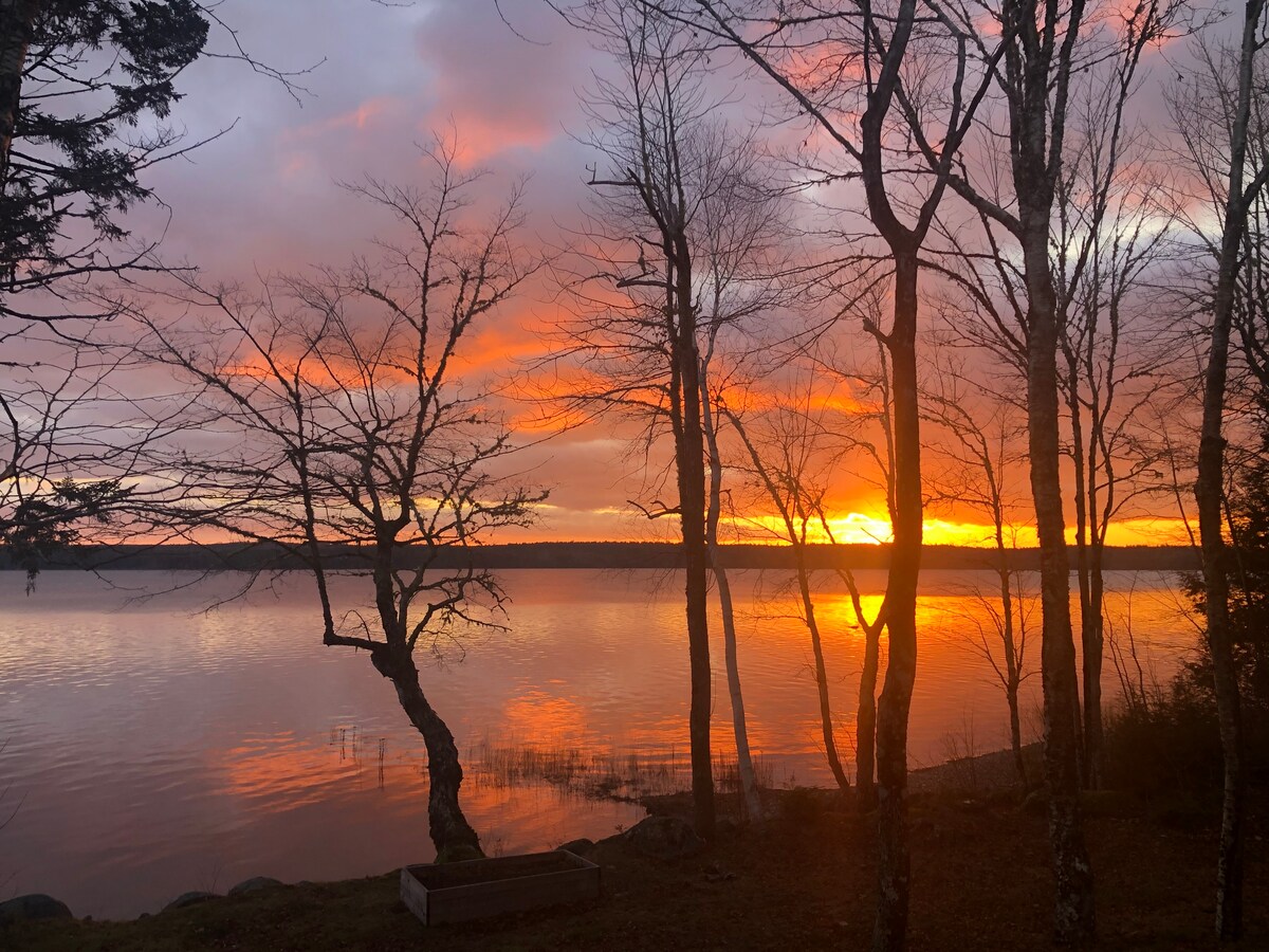 Peaceful Lakeside 2 Bedroom Cottage