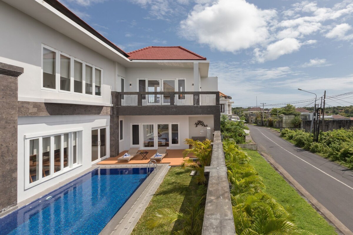 Cheerful 3BR Modern Villa @ Jimbaran with GWK View