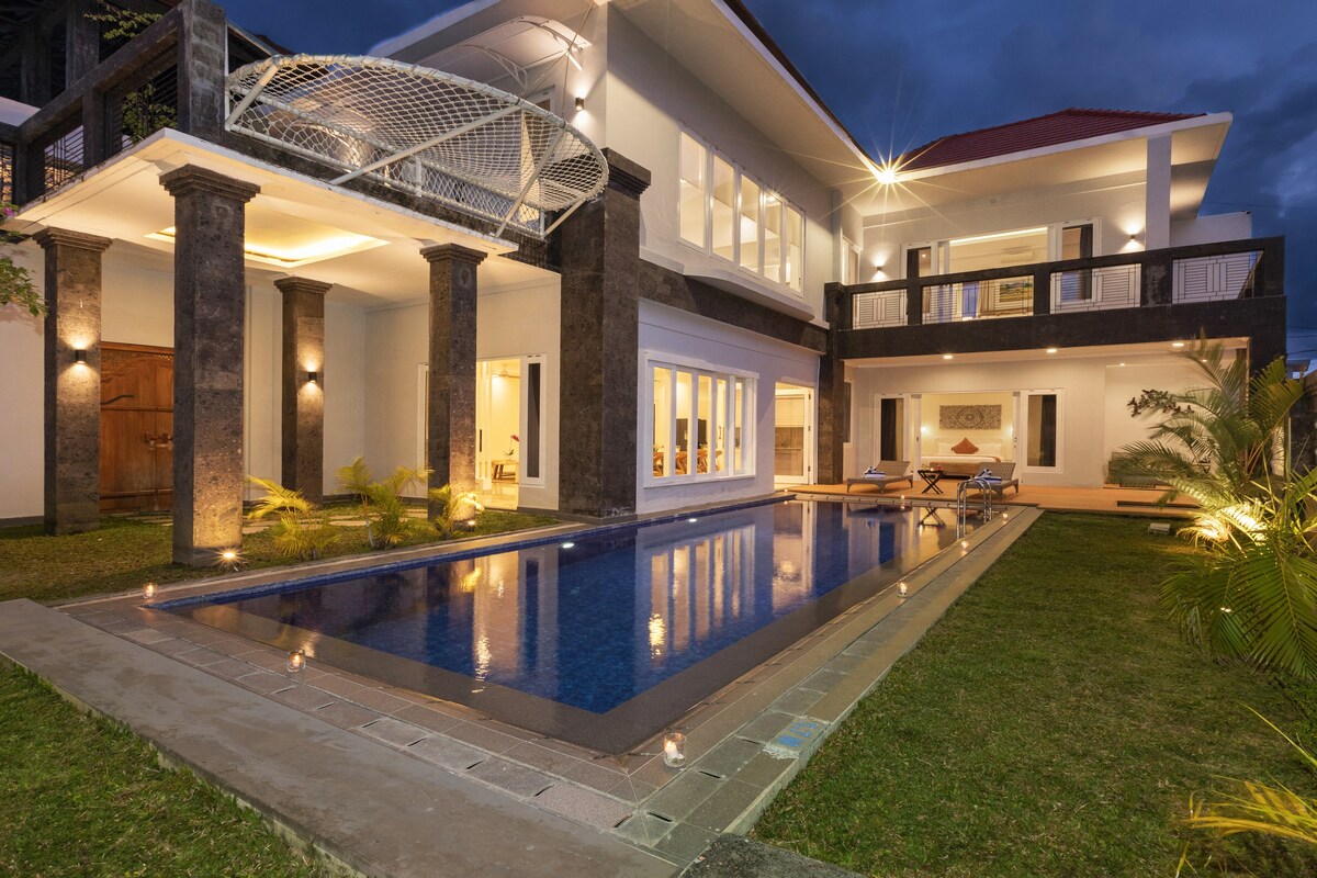 Cheerful 3BR Modern Villa @ Jimbaran with GWK View