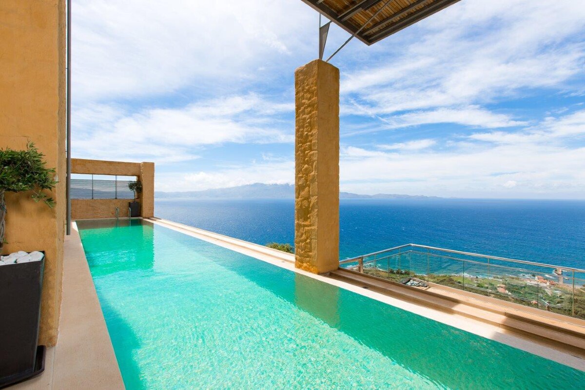 Sea Side Luxury Villa Eleni with pool, in Chania