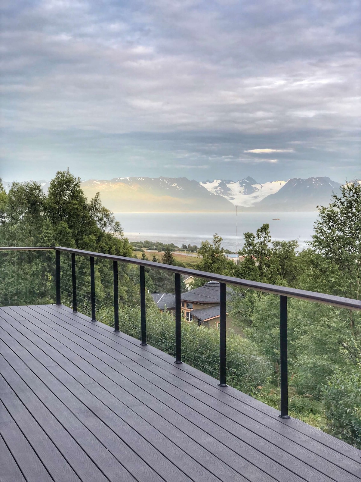 Modern cabin with spectacular views!