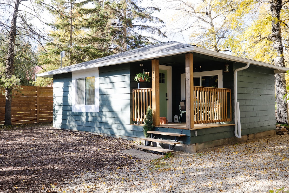 Remodeled tiny cottage near lake w/BBQ and firepit