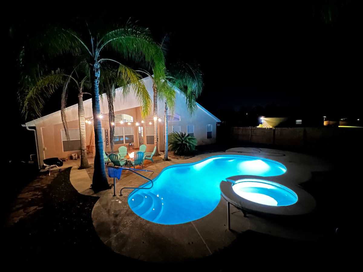 Relaxing modern 3 br home with HEATED pool