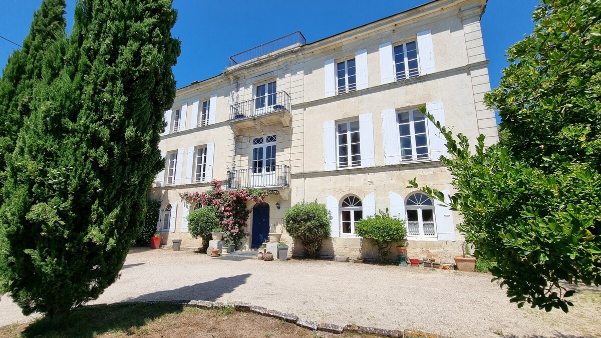 8 bedroom Chateau, private pool 10 min to beach