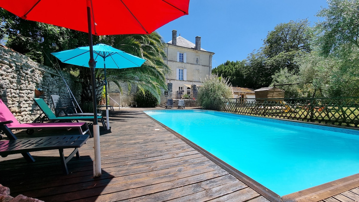 8 bedroom Chateau, private pool 10 min to beach