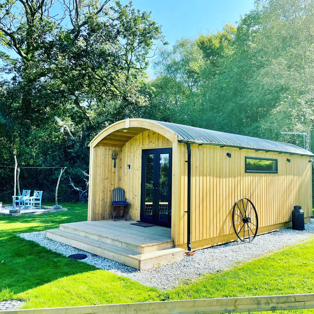 Fairwater Lodges - Sleeps 4, Hot Tub, Dog Friendly