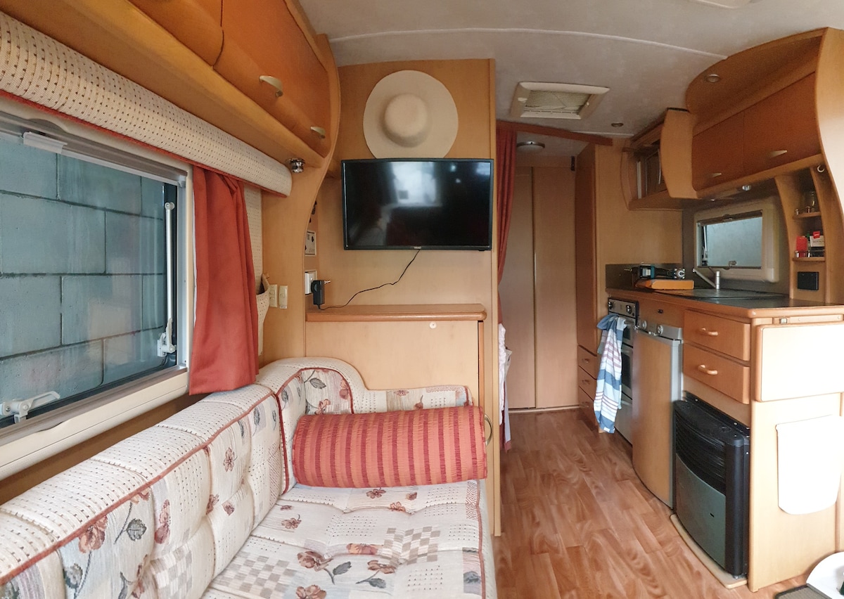 Self-Contained Caravan Close to the Airport&Beach