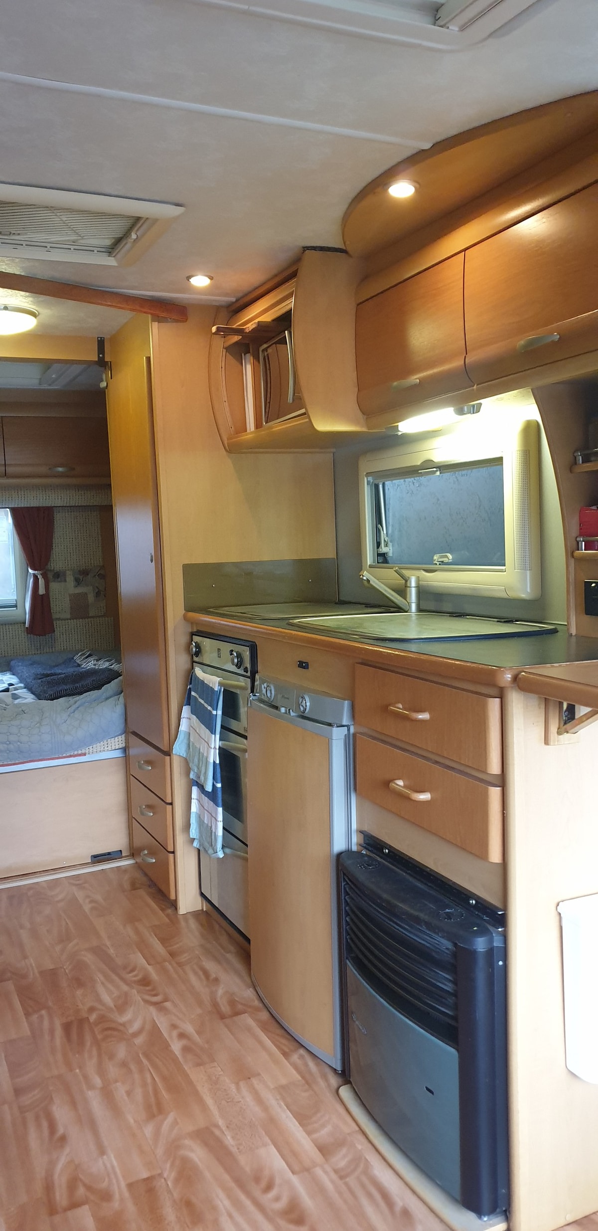 Self-Contained Caravan Close to the Airport&Beach