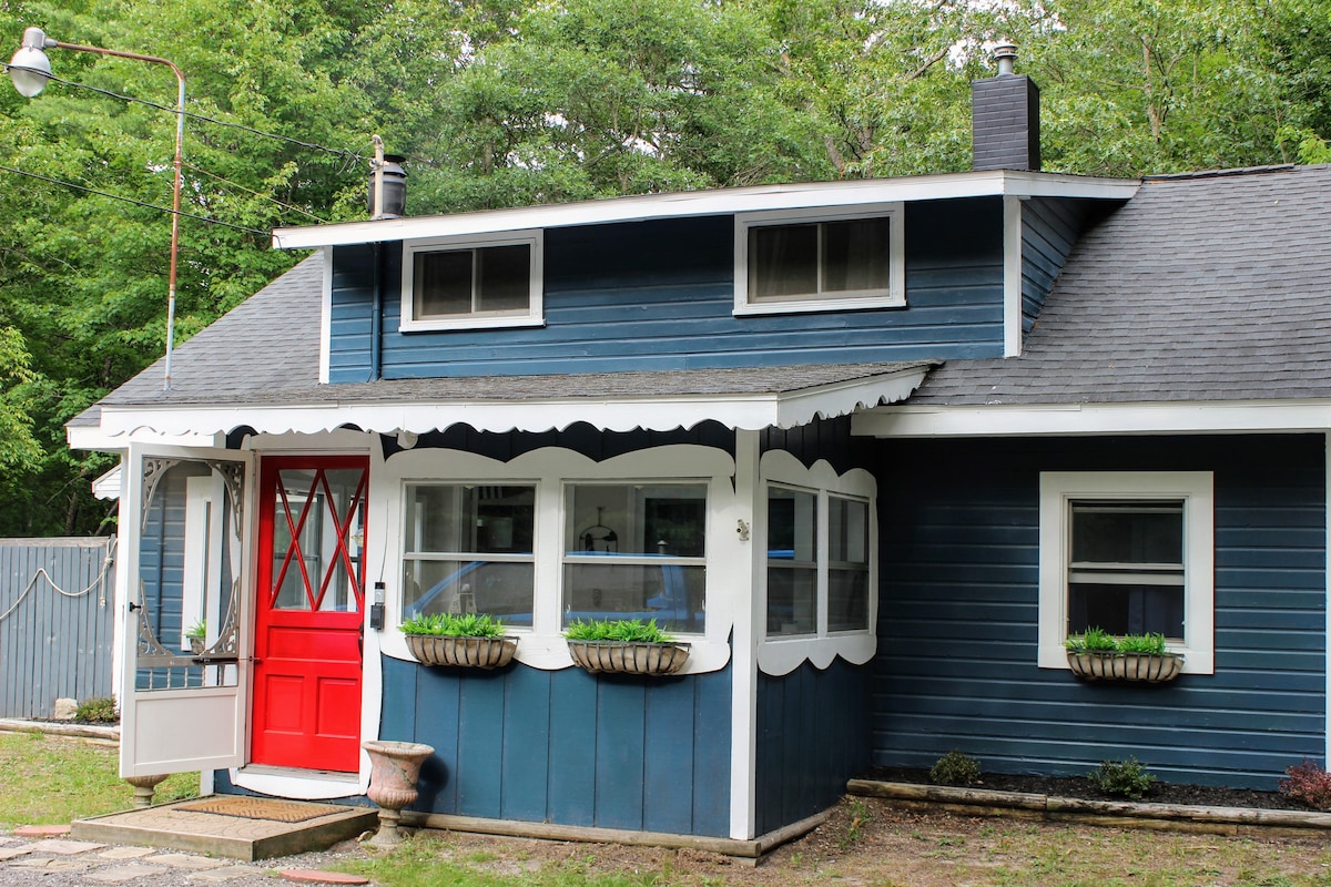 Cozy cottage just minutes from Lake Michigan!