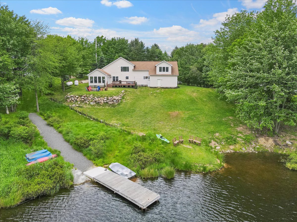 Cheerful 6BR Lakefront Holiday Bungalow