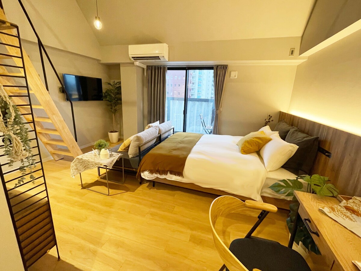 [R Hotel Namba]带阁楼的双人客房，位于大阪市浪速区（ Naniwa-ku ）的一家◎时尚新建酒店