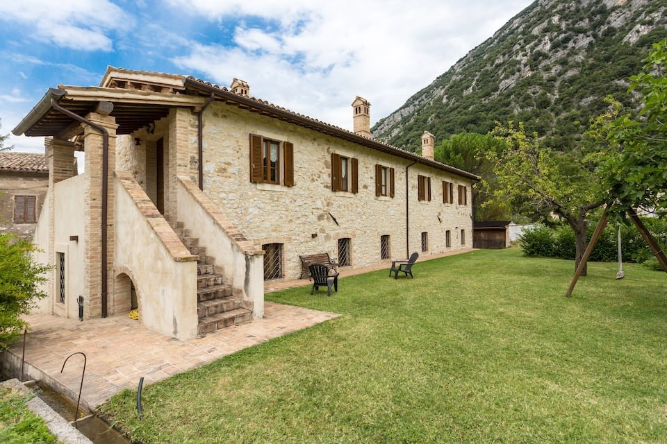 Casa ridente nella valle del Menotre con giardino