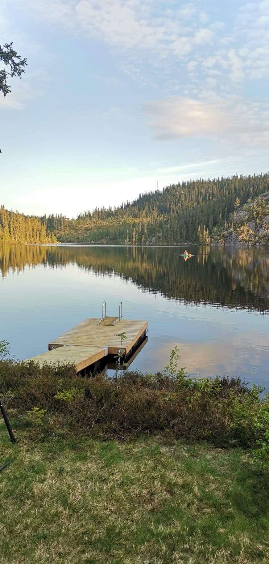 Idyllisk hytte rett ved vannet leies ut!