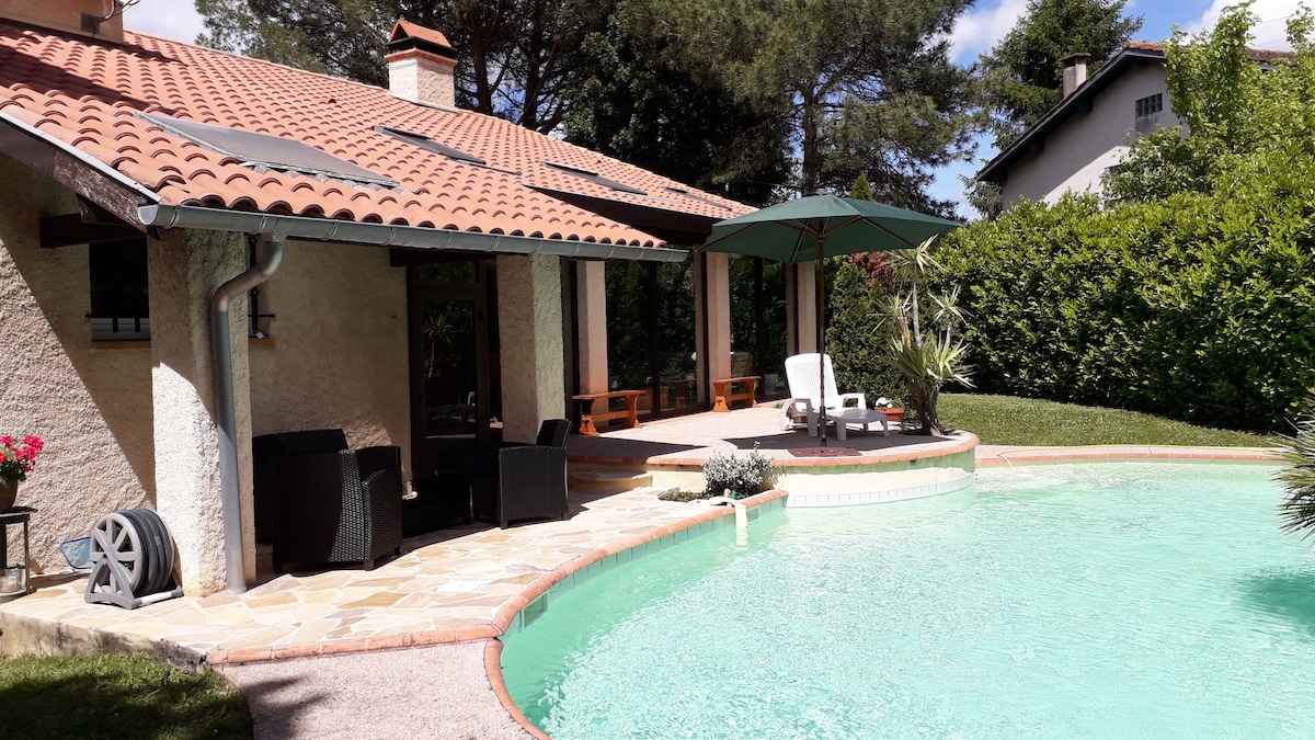 Villa avec piscine dans secteur résidentiel