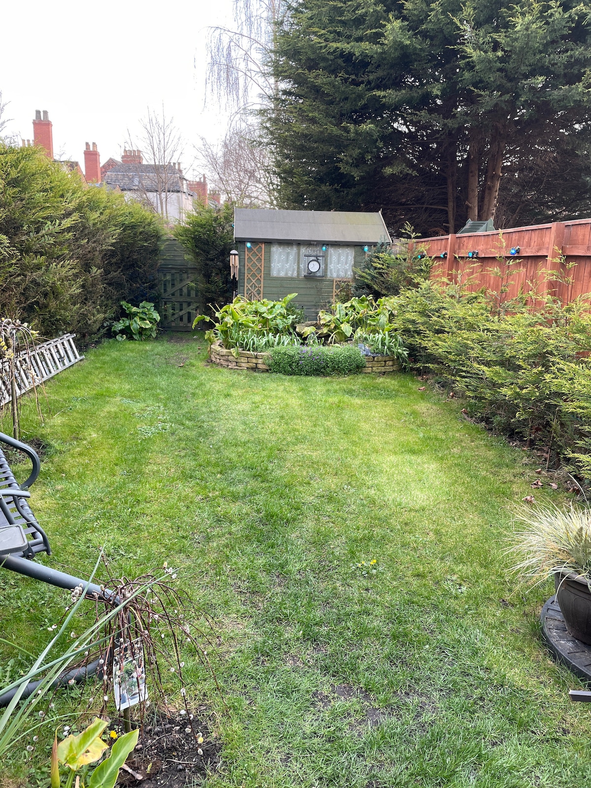 Lovely double bedroom facing garden.