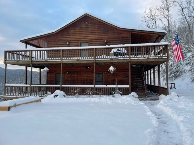 Comfy 3-bedroom cabin with incredible views.