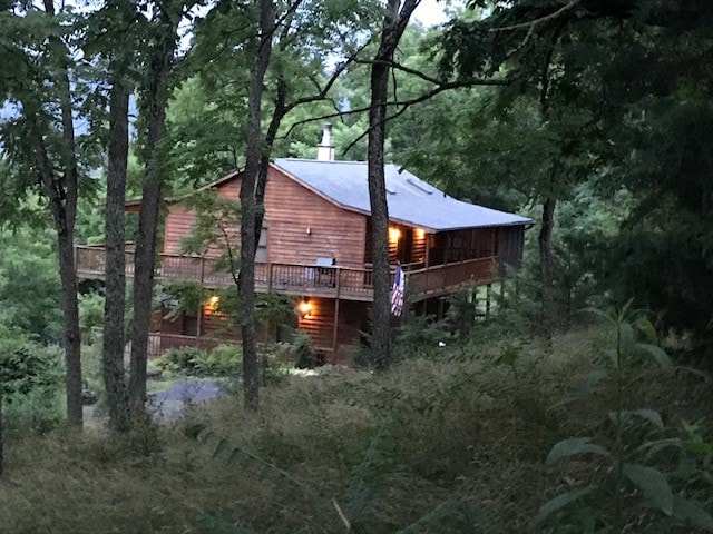 Comfy 3-bedroom cabin with incredible views.