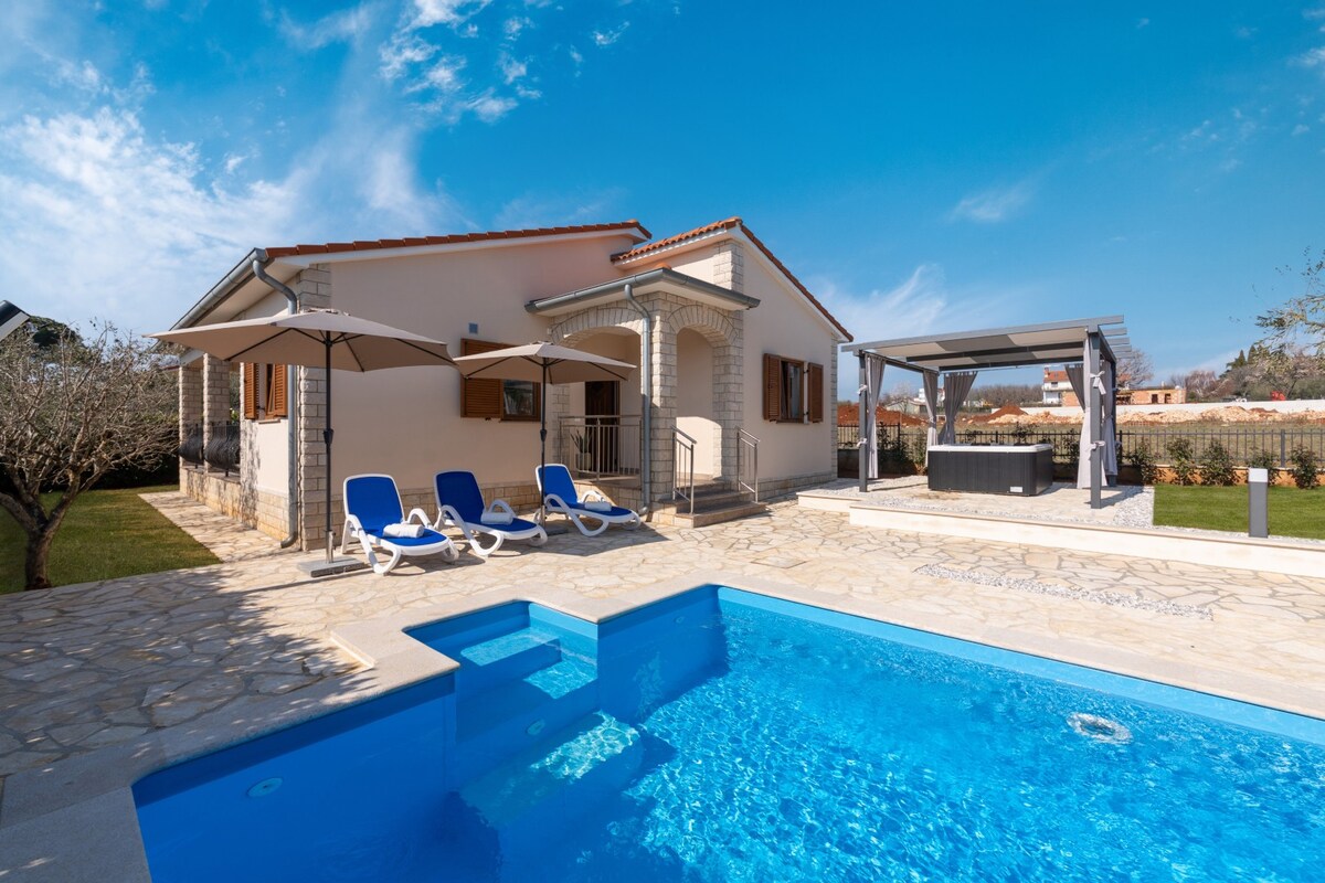 Luxurious Villa Marko with Pool and Jacuzzi