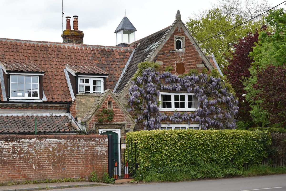 The Old School Lodge, sleeps 4-with parking