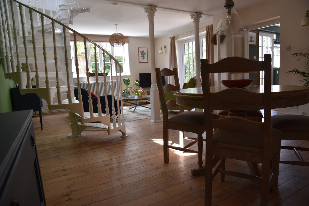 The Old School Lodge, sleeps 4-with parking