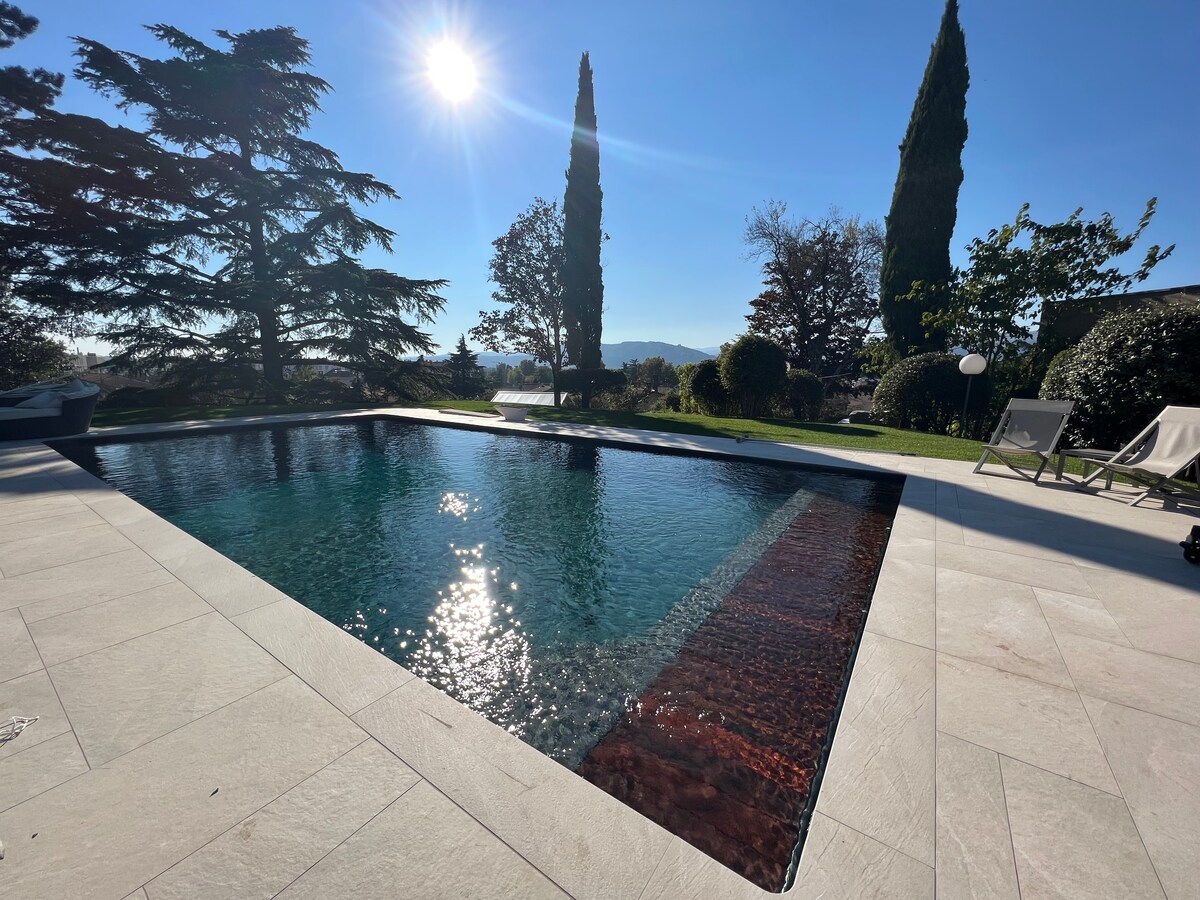 Magnifique villa de style Corbusier avec piscine