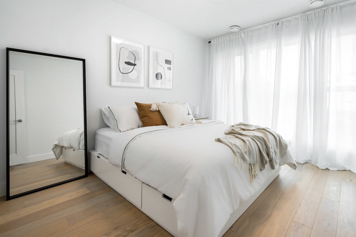 Highest Rated Airbnb in Downtown Calgary Sleeps 11