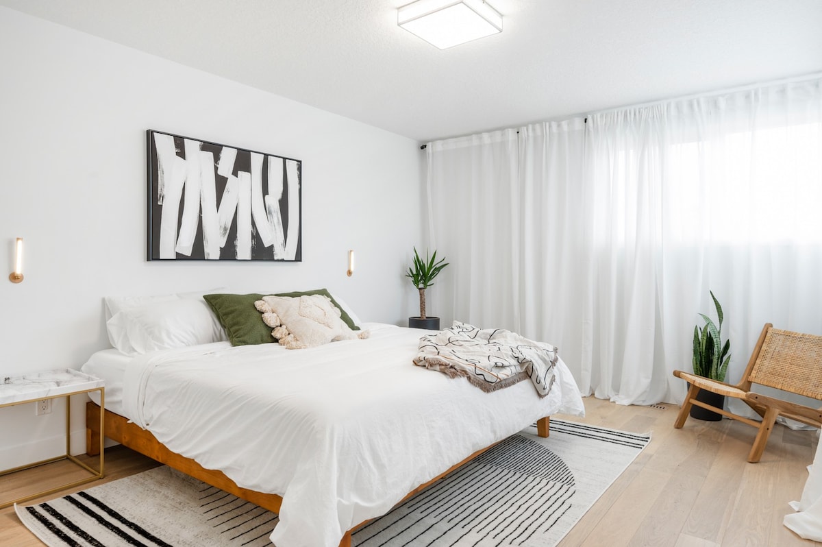 Highest Rated Airbnb in Downtown Calgary Sleeps 11