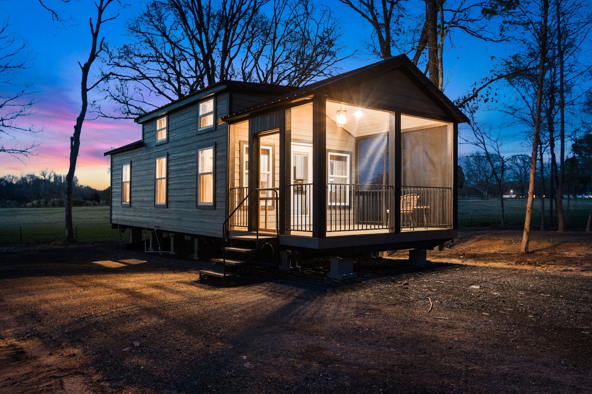 Secluded 2-bedroom tiny home, gated with dog park