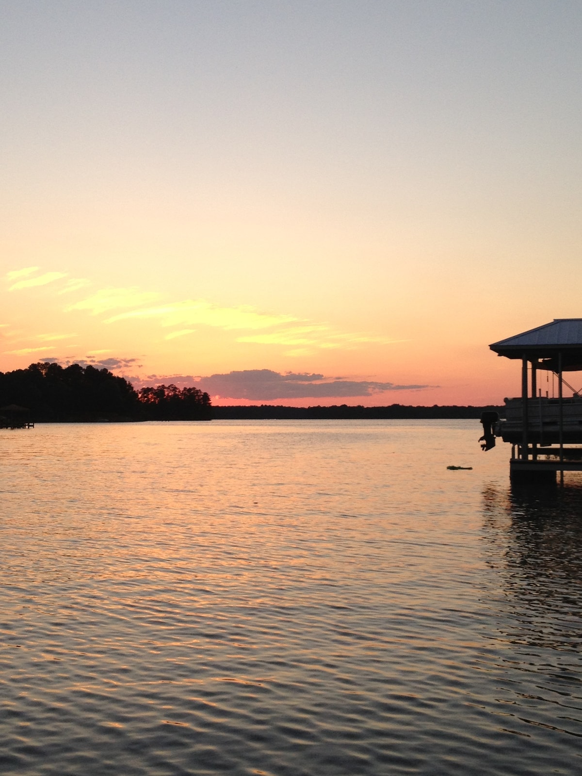 Home away from home!  Relaxing lake getaway....